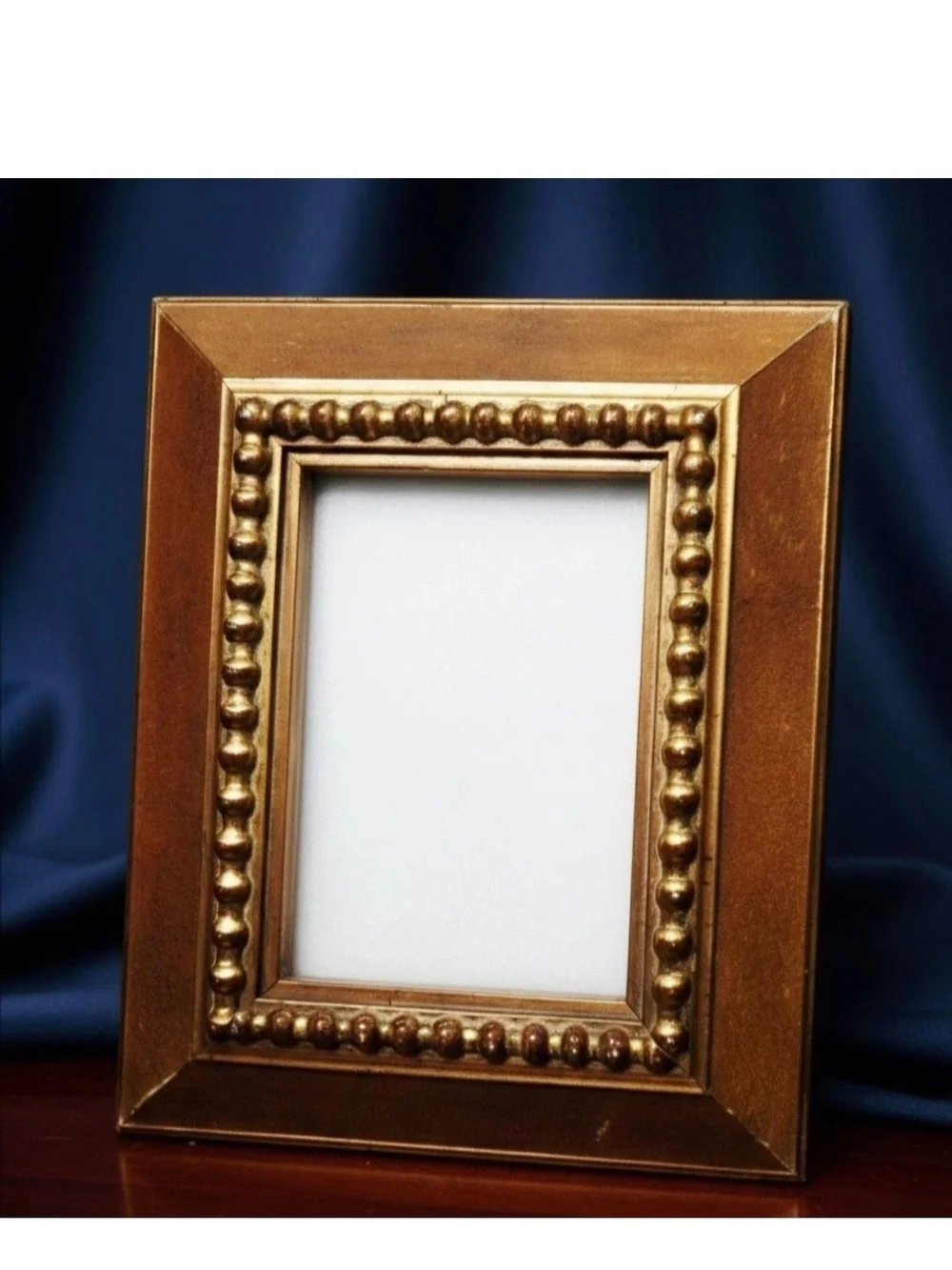 Vintage, 1980s gold-toned picture frame features a distinct beaded inner trim.
